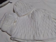 BRASSIERE  BONNET ET CHAUSSONS TAILLE NAISSANCE  NEUF FAIT MAIN  solde