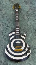 guitare miniature de Zakk Wylde avec le support