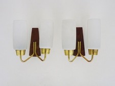 Paire d'appliques murales Scandinaves en teck, laiton et globe en opaline