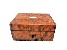 Petit coffret en placage de loupe d'orme