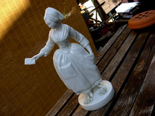 Statue fine porcelaine Capodimonte ancienne signé Leriche N figurine La Liseuse