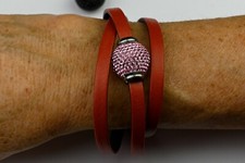 Bracelet cuir 3 tours bicolore brique/violet fermoir magnétique + 2 perles