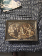 Ancienne Boite rectangulaire métallique avec serrure -scene de genre