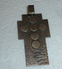 belle croix brutaliste en