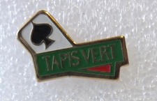 PIN S TAPIS VERT