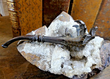 curieuse pipe fume cigarette