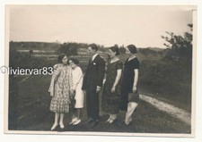Vintage photo 1926 - 4 elegant women and a man posing in line in a field