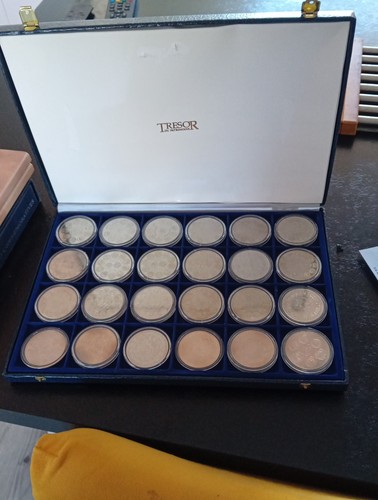 Ancien coffret medailles - coffret, 24