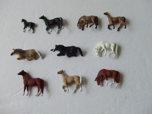 Ten quarter horse figures - quarter,