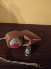 Nécessaire de Couture , Dé , Mètre , Pique Aiguilles Ancien .