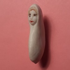 RARE  1ère époque Allemande BEAU BEBE DANS FEVE  Hr. 3cm porcelaine mat