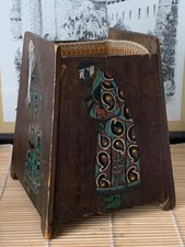 Boîte en bois peinte à la