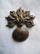 INSIGNE DE SCHAKO 3ème REPUBLIQUE : GRENADE EN LAITON 14-18 1914-1918