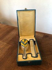 COFFRET BROSSE ET PEIGNE EN MÉT. ARGENTÉ ET ÉMAILLAGE, LAQUE? "VULCAIN" ART DÉCO