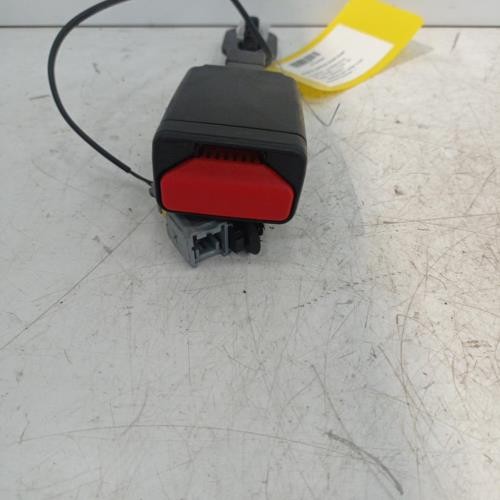 Attache ceinture avant droit