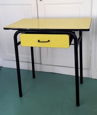 Bureau Formica jaune.