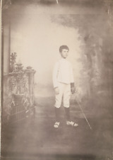 Garçon en tenue d escrime