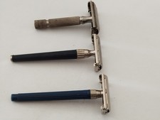 ANCIENS RASOIRS MECANIQUES A MACHOIRES  "GILLETTE"  ( 2 ENGLAND ET 1 GERMANY)