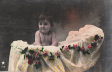CP BEBE TORSE NU BERCEAU ROSES