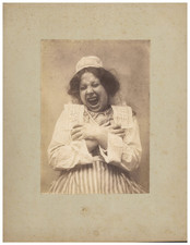 Charles Naudet, Humour, Patois, Femme en Tenue Traditionnelle Riant vintage prin