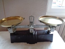 ANCIENNE BALANCE TESTUT EN BAKÉLITE, PLATEAUX EN CUIVRE, FORCE 5 KG