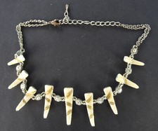 COLLIER avec 9 fausses dents imitation ivoire, et 10 brillants