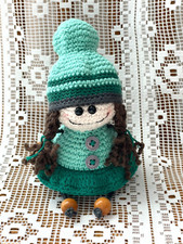 Adorable Poupée en crochet Robe Vert H=12,5cm assise !