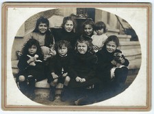 photo enfant / tronches de gamins vers 1900 chien bouledogue girl dog