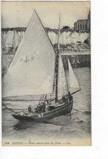 76  DIEPPE  BATEAU PILOTE ENTRANT DANS LES JETEES