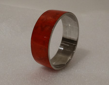Bracelet jonc rigide en gorgone rouge sur acier chromé