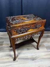 Coffre en bois richement