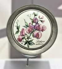ancienne petite assiette murale étain 95% porcelaine motif fleur Lathyrus