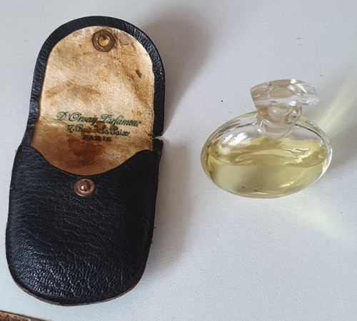 Ancien flacon parfum dans - parfum,