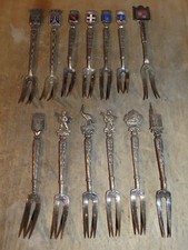 Lot 13 fourchettes à escargot souvenir plaqué argent / autre et émail