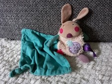 A5 Doudou Lapin Beige Mouchoir Vert Les Jolis Pas Beaux Moulin Roty 