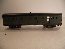 JOUEF HO fourgon à bagages à bogies avec tampons rajoutés.