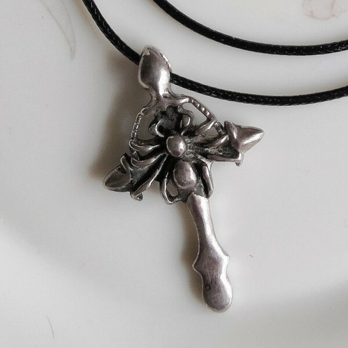 Pendentif croix araignée - pendentif, araignée en