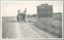 1950 Grand Hôtel Fréjus Plage Saint-Raphaël Pose Panneau Routier Photo Ancienne