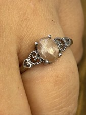 Bague réglable en laiton et en pierre de soleil – Joie & Rayonnement