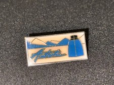 (X) PINS BADGE ENAMEL VINTAGE COLLECTION LUXE PARFUM YVES ROCHER ANTARTIC
