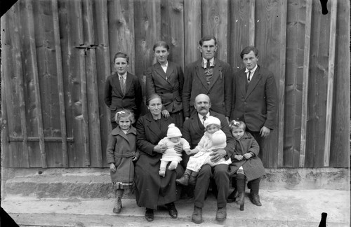 Groupe famille devant - , porte