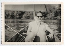 Femme chic lunettes soleil bateau barque - Photo vintage snapshot