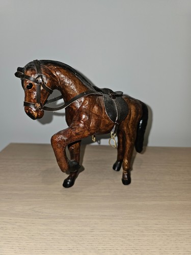 Cheval cuir patte levée - patte,