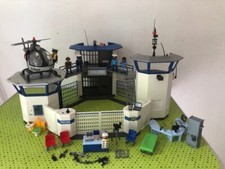 grand commissariat Playmobil + Personnages hélico et accessoires très bon état