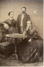 La famille Dupare prend la pose  Vintage albumen,  Tirage albuminé  6,5x10,5