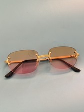 Paire de lunettes de soleil