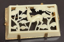 Broche vintage rectangulaire en résine décor AJOURÉ d'une BICHE au BOIS
