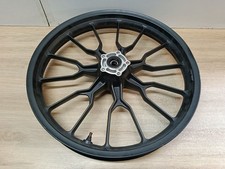 UNE JANTE ROUE AVANT TORDUE