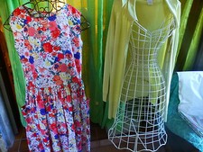 Lot T 38-40 belle robe fleurie et gilet assorti