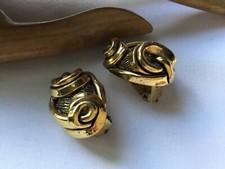 Boucles d’oreilles dorées créateur dlstyle Dior en parfait état.